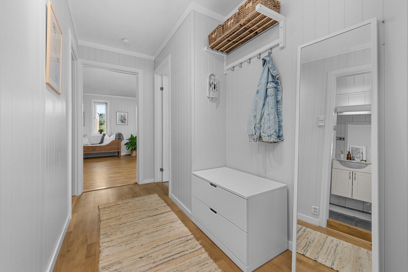 Romslig gang med plass til yttertøy og sko Galleribilde