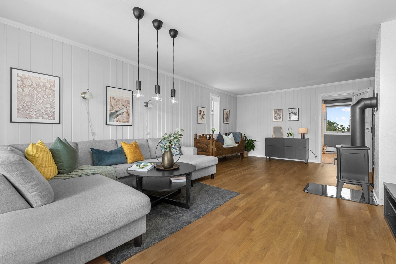 Leiligheten ligger i byggets 3. etasje og har endebeliggenhet Galleribilde