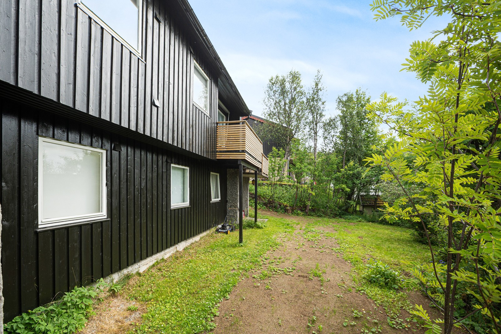 Utleieleiligheten har egen inngang på nedsiden av huset.