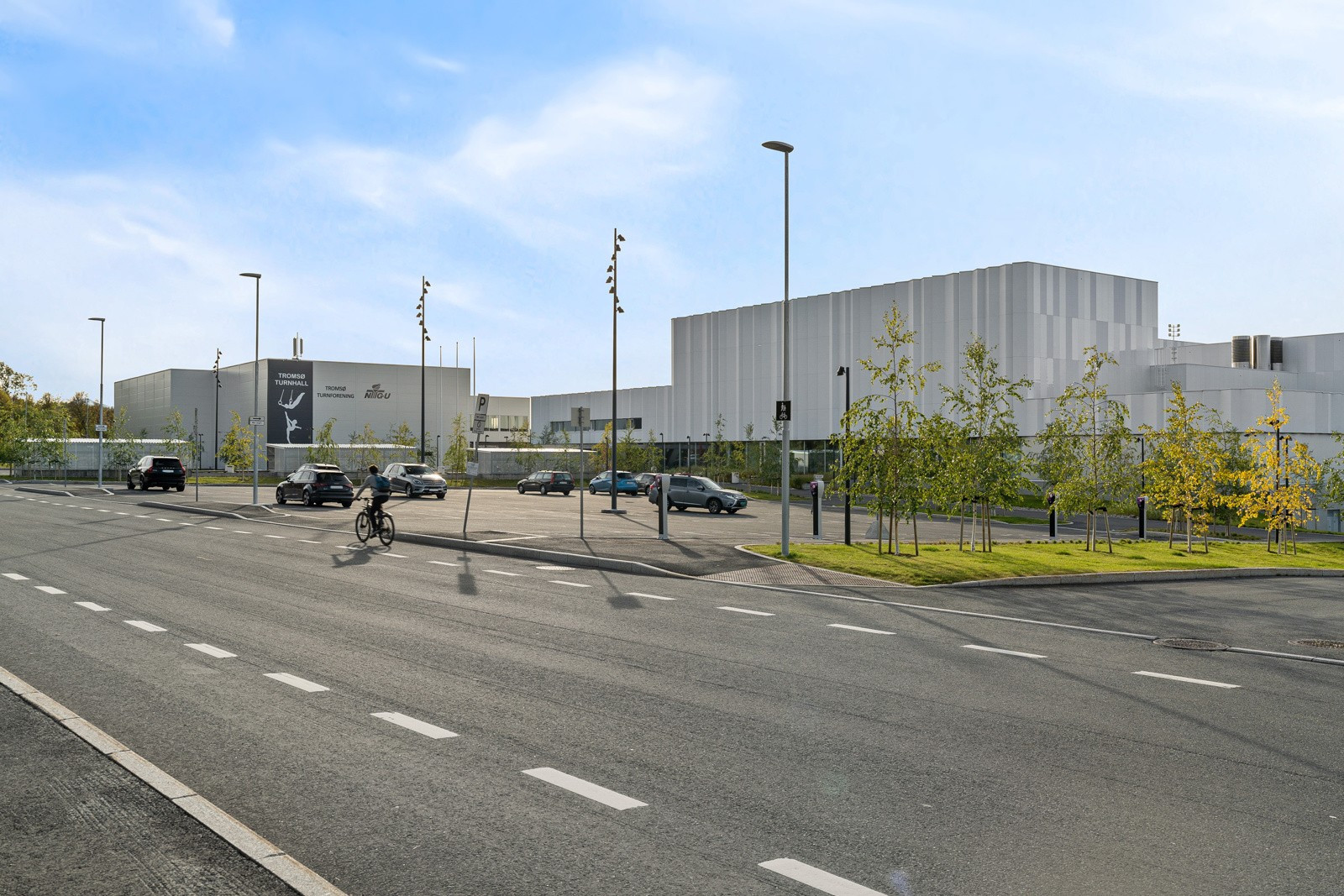 Du kan enkelt ta deg på sykkel eller til fots til Tromsøbadet, klatrehallen osv.