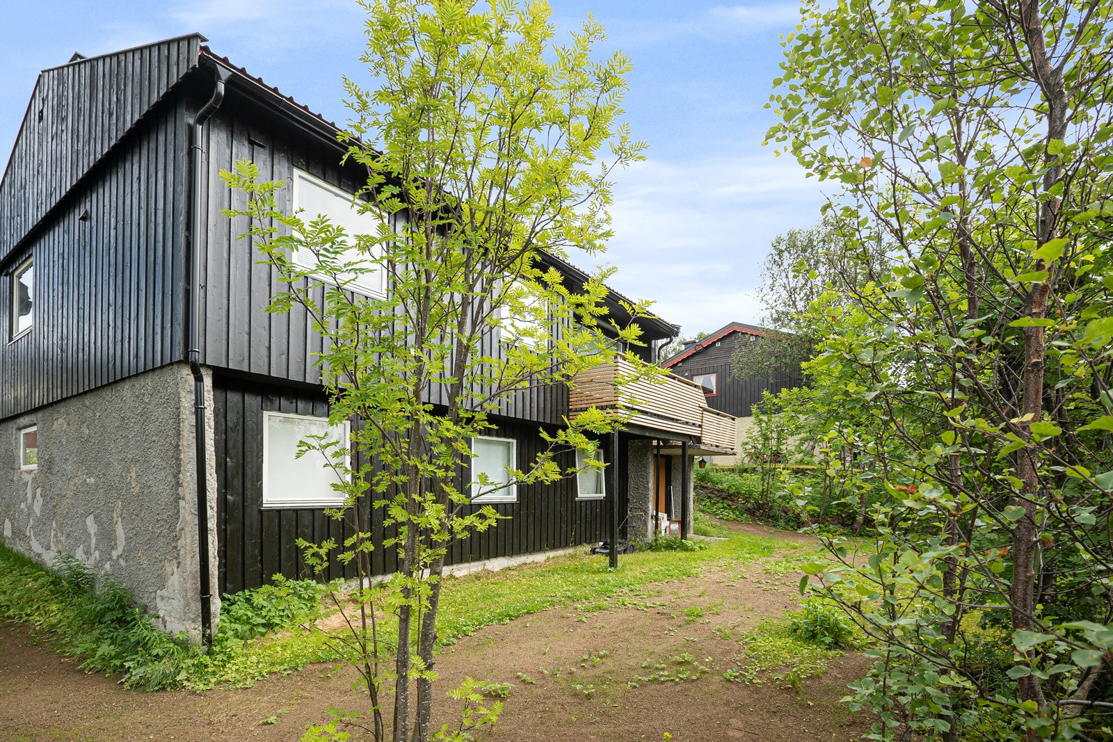 Romslig hage med plass til trampoline, lekehus eller markterrasse.
