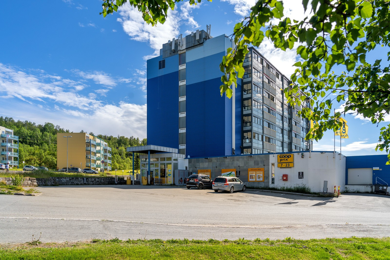 Coop Prix Håpet er en av flere dagligvarebutikker i gåavstand fra boligen.