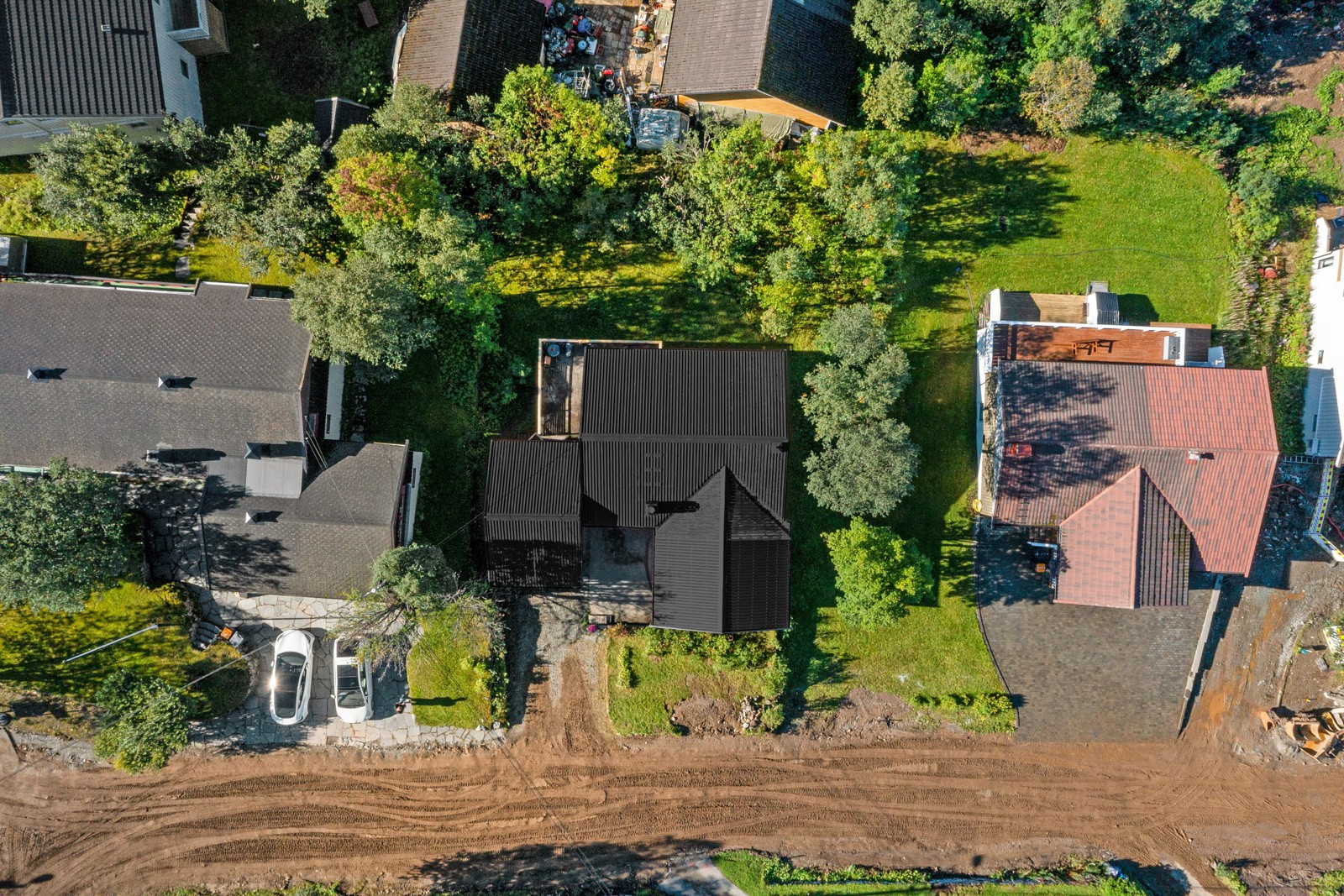 Tromsø kommune har oppgradert vann- og avløpsrør i hele området. Hustak er malt sort siden dronefoto ble tatt.