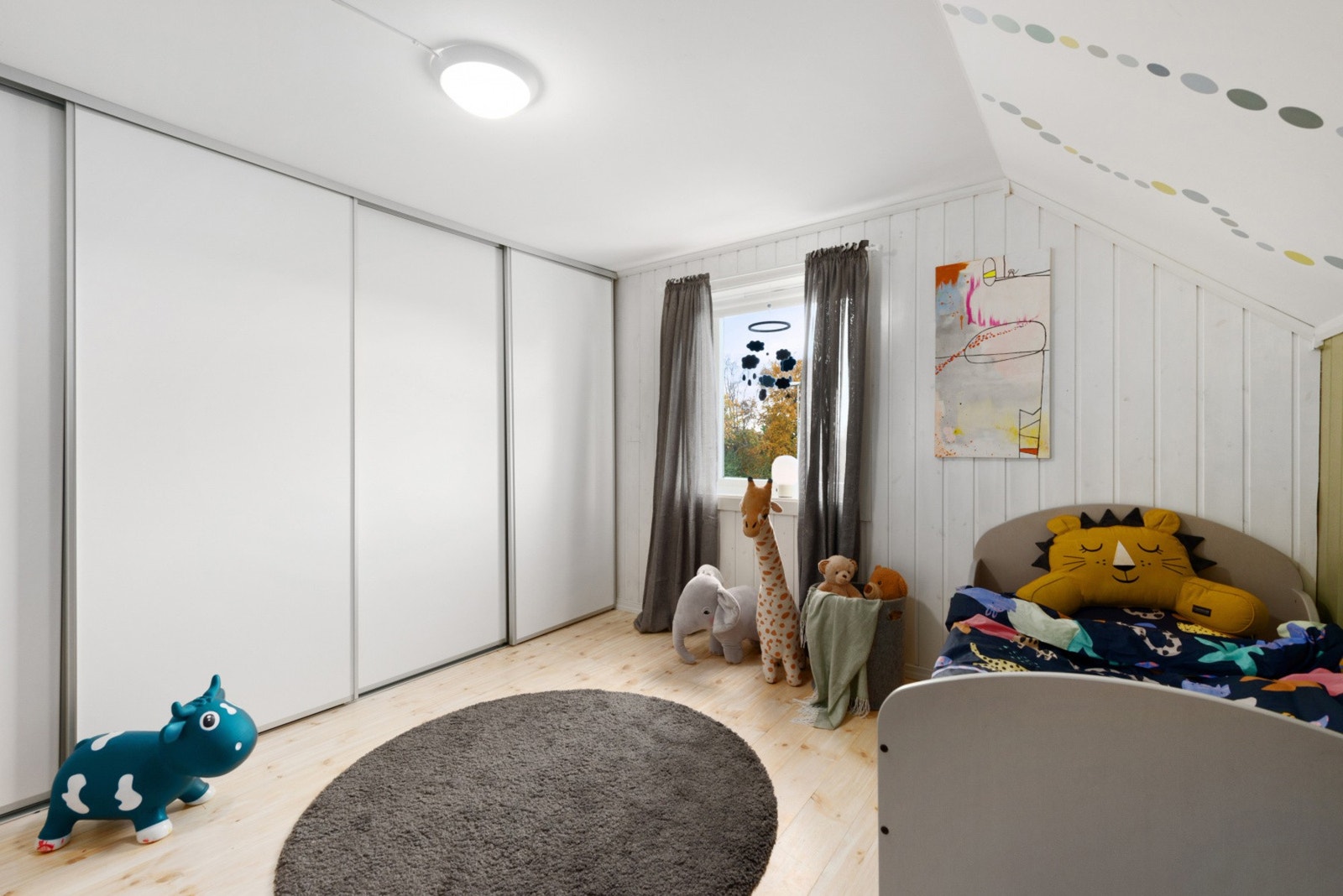 Begge soverommene har store skyvedørsgarderober Galleribilde