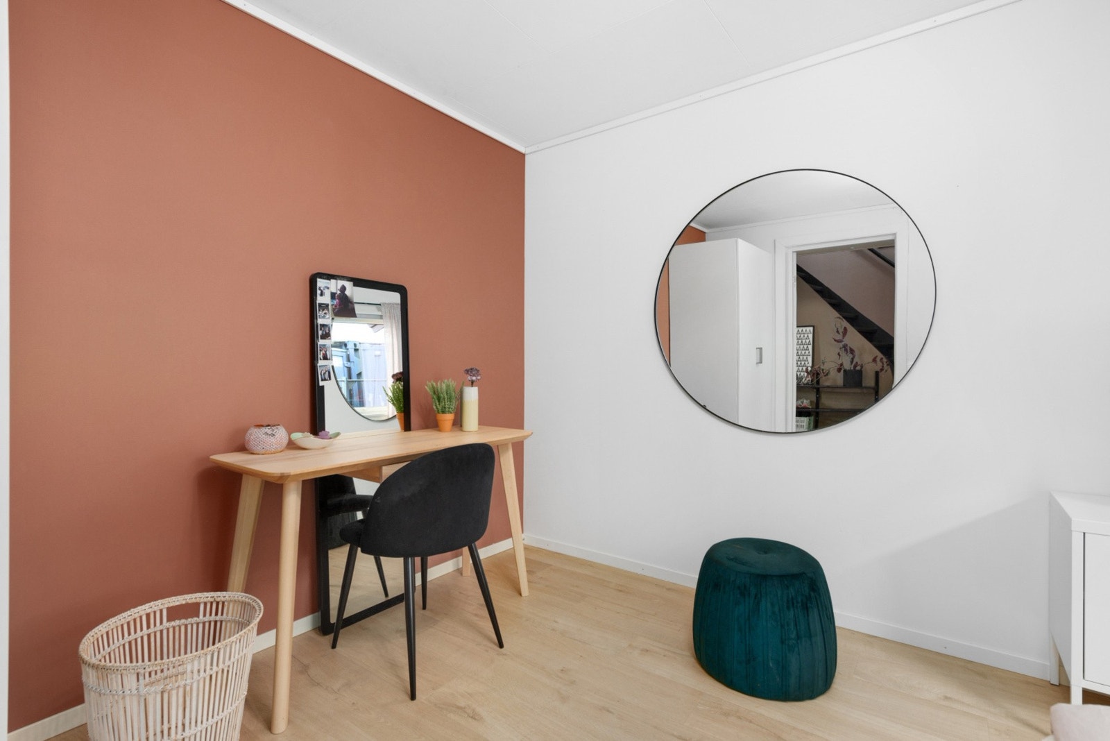 Her er det god plass til stor seng, garderobeskap og skrivebord Galleribilde