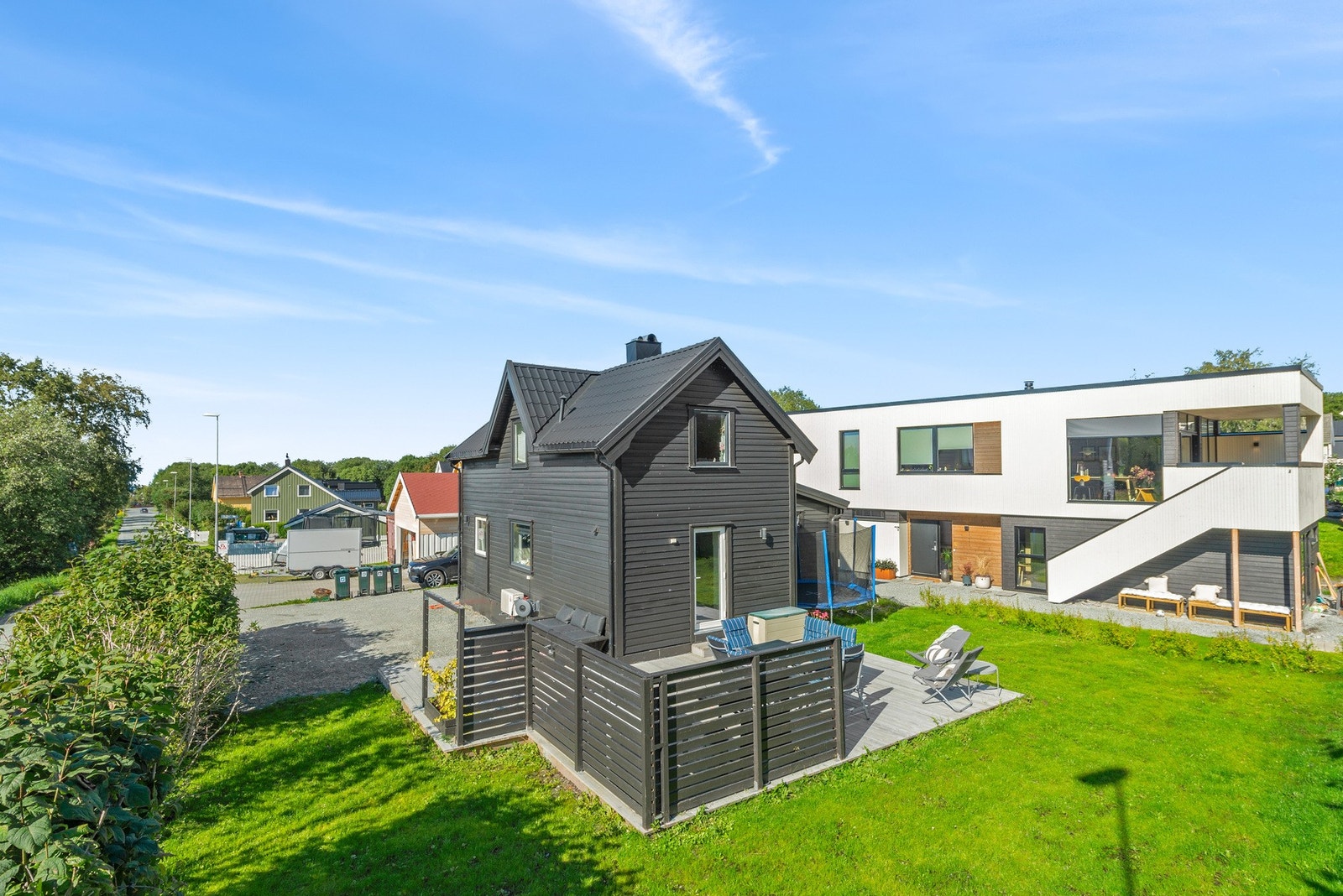 Solrikt og pent uteområde for store og små Galleribilde