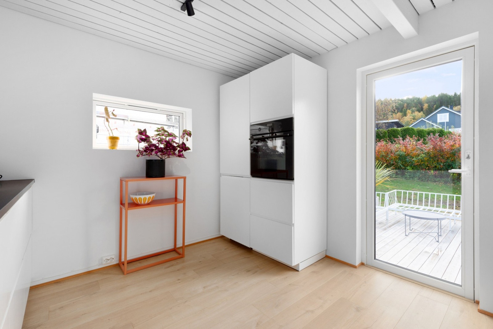Fra kjøkkenet har du utgang til terrassen Galleribilde