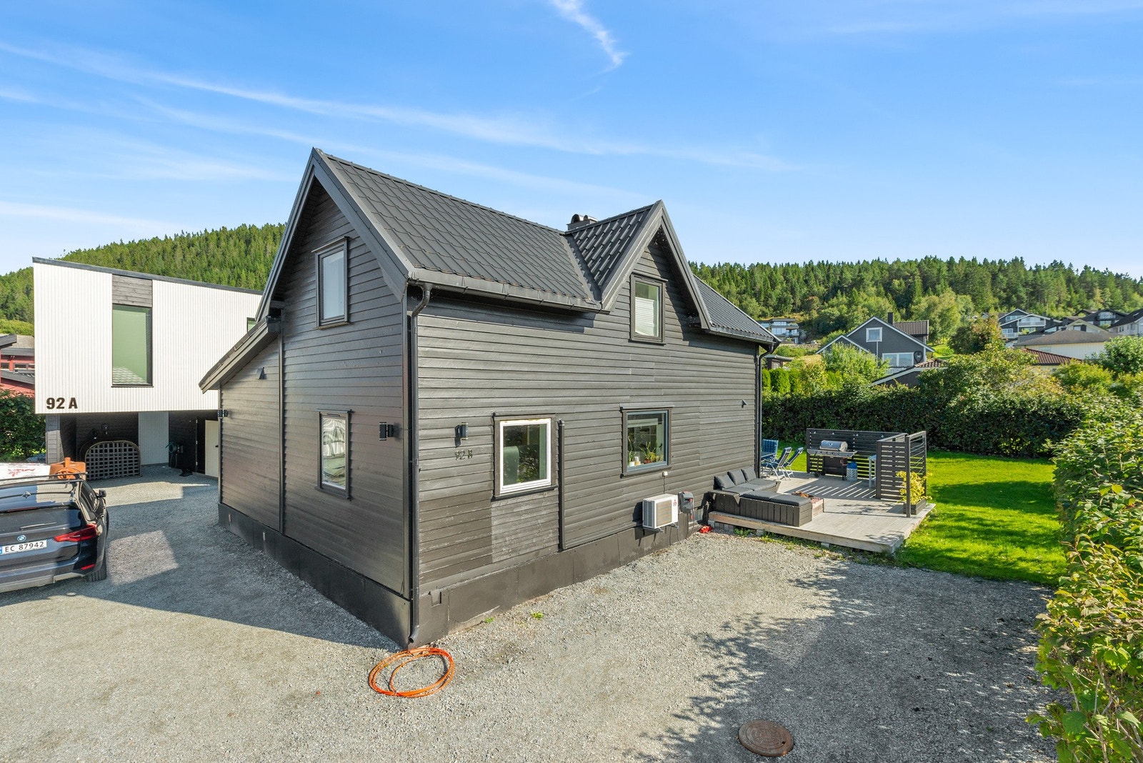 Foran boligen har du flere oppstillingsplasser for bil Galleribilde
