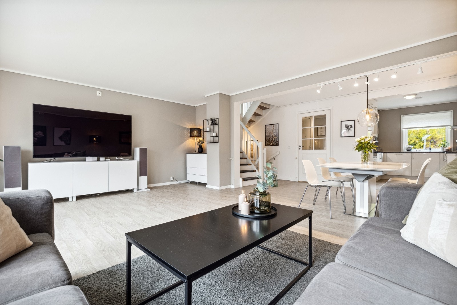 Stuen er lys og innbydende, med gjennomgående lys. Galleribilde