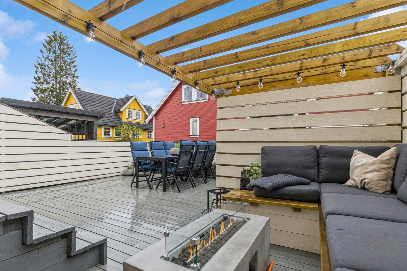 Boligen har en stor, skjermet terrasse, og god plass til å møblere i ulike soner. Galleribilde