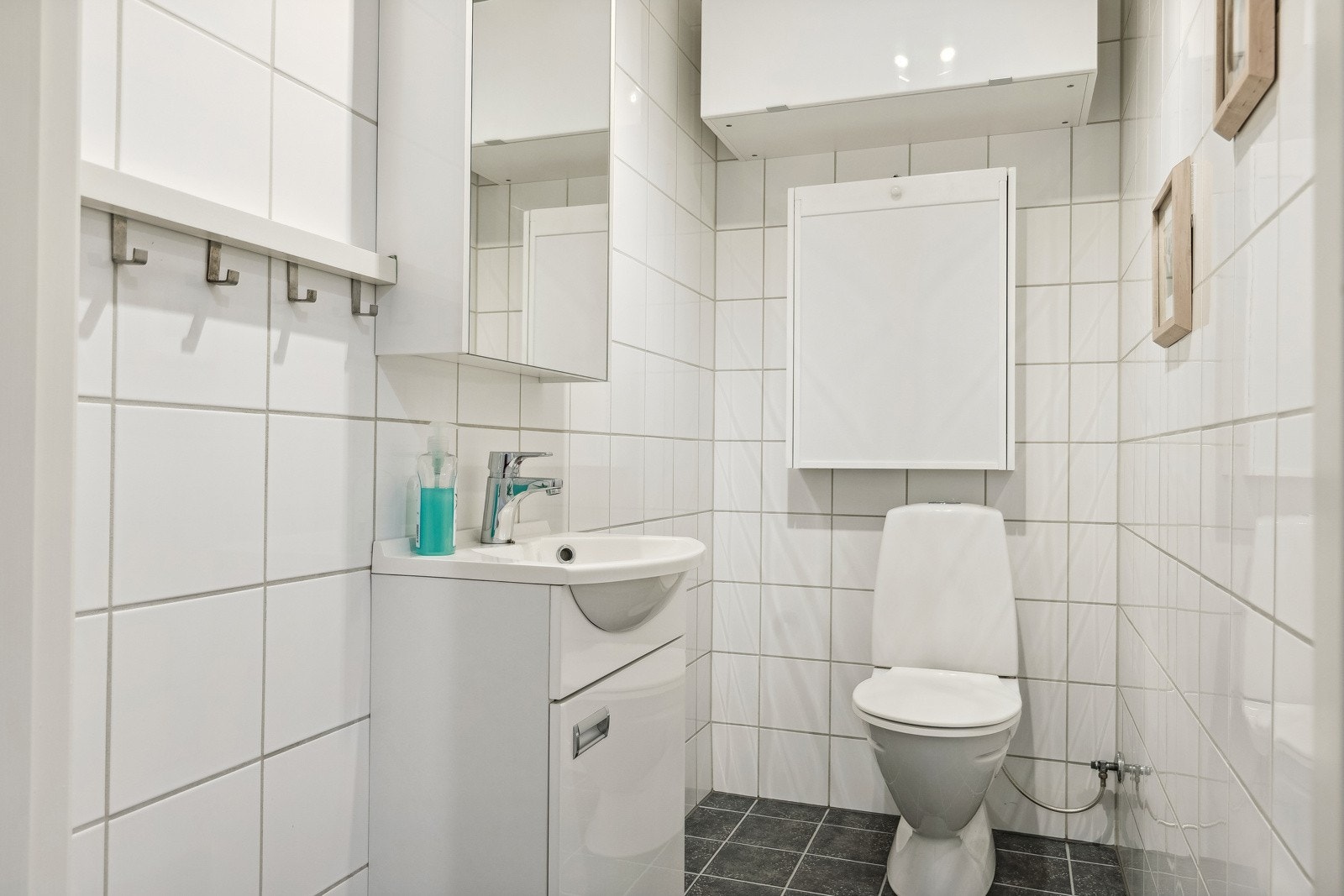 Praktisk løsning med separat WC i 1.etasje. Galleribilde