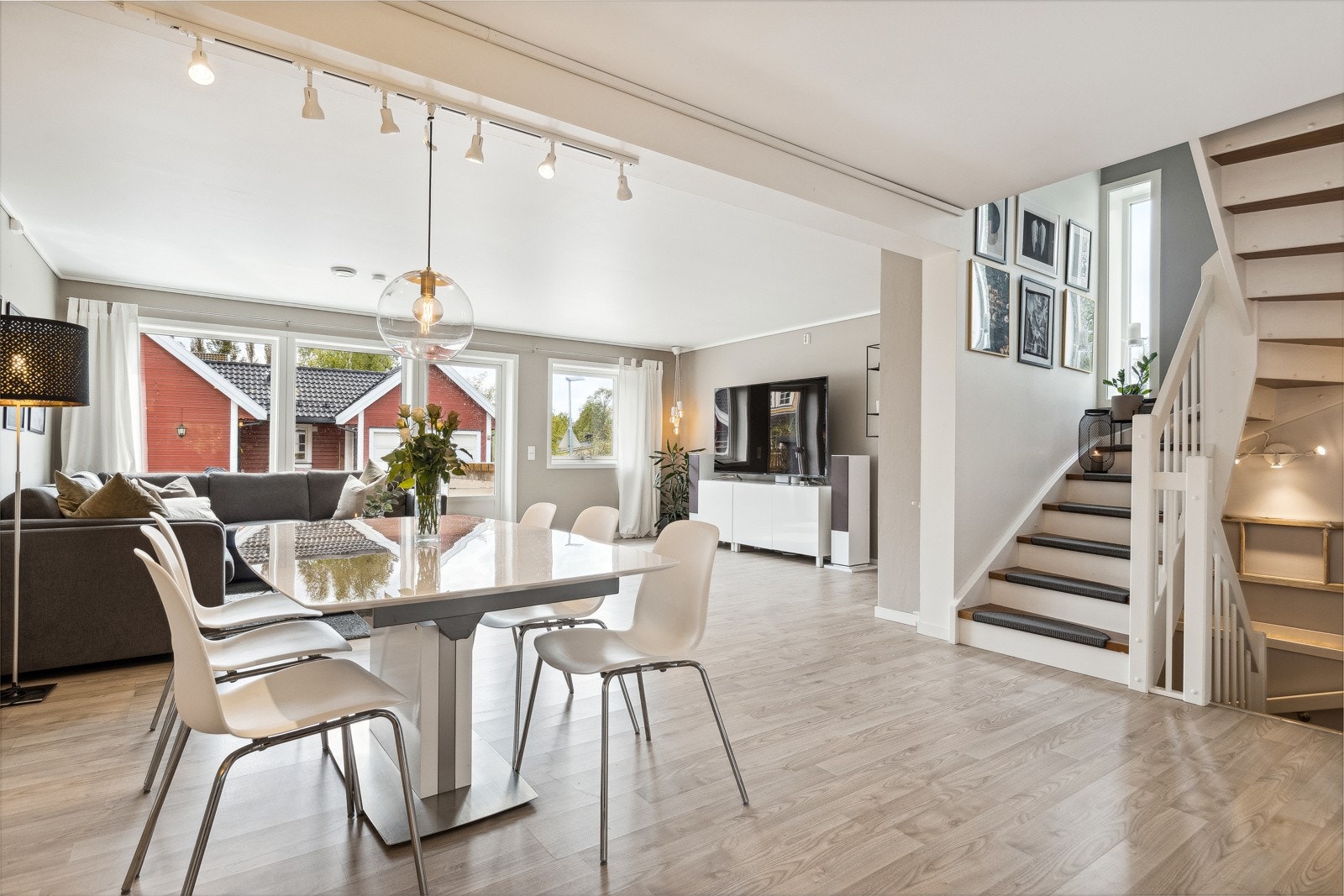 Vannbåren gulvvarme i kjeller og hovedplan, tilknyttet fjernvarme. Galleribilde