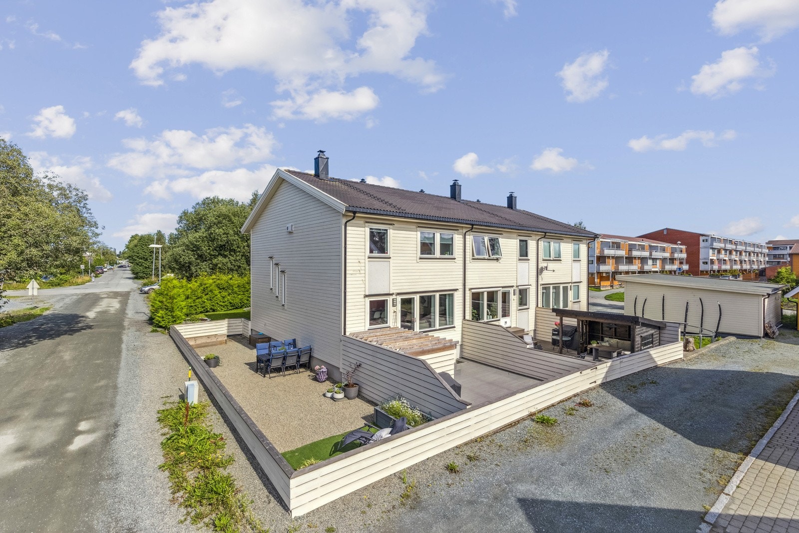 Eiendommen har en endebeliggenhet som gjør at du har en terrasse på 38,5 kvm i tillegg til hjørnearealet. Galleribilde