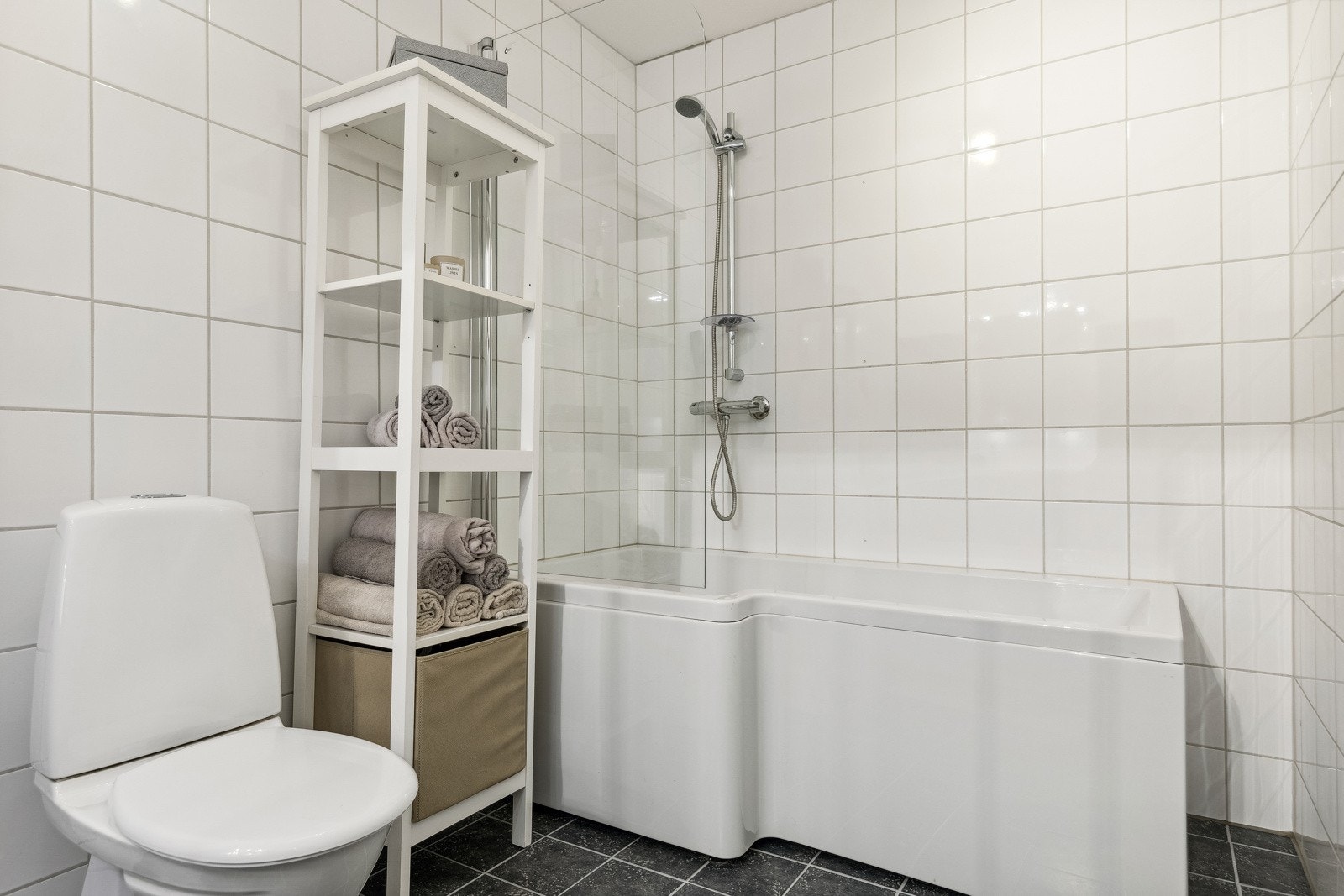 Moderne baderom med tilstandsgrad 1 og fjernvarme. Badekar med dusjvegg i glass. Galleribilde