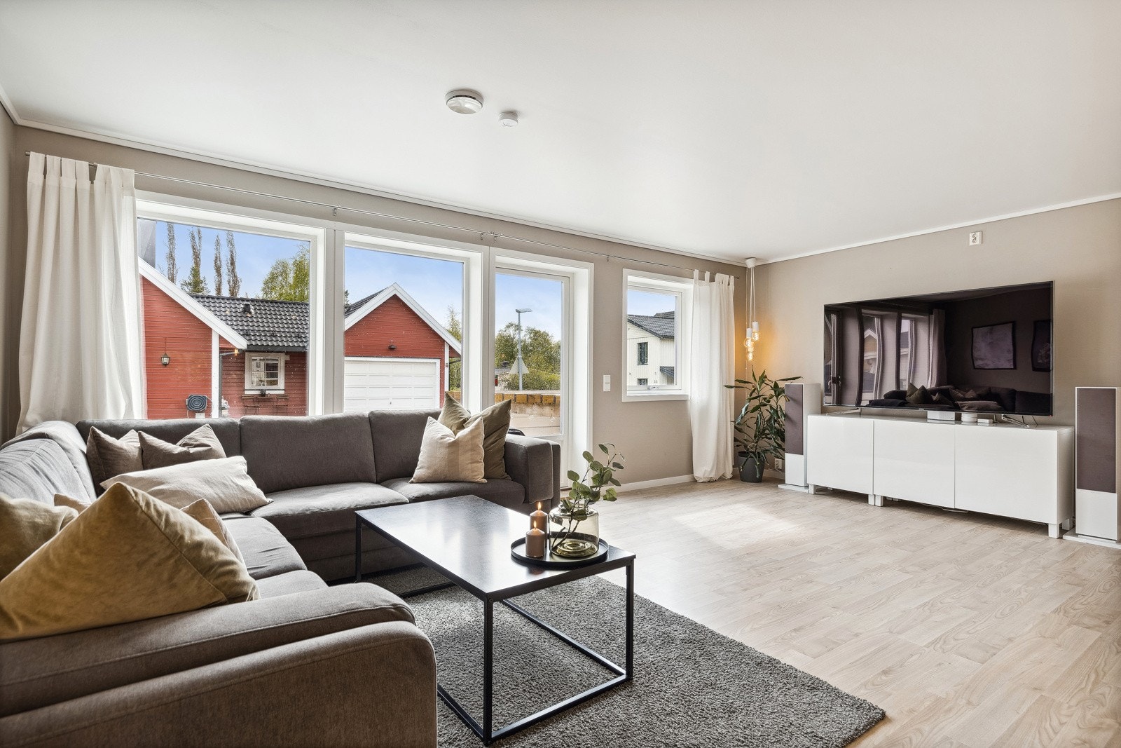 Dette er en av de største rekkehusene som finnes i området på hele 182 m² i BRA. Galleribilde