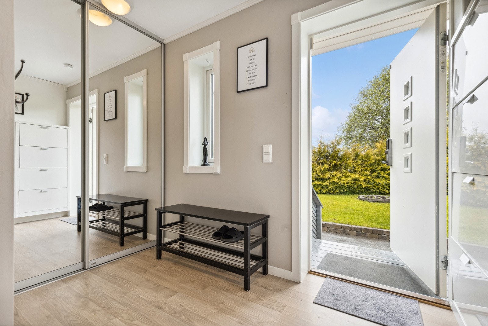 Lys og romslig entrè. Egen garderobeløsning, og god plass til oppbevaring. Galleribilde