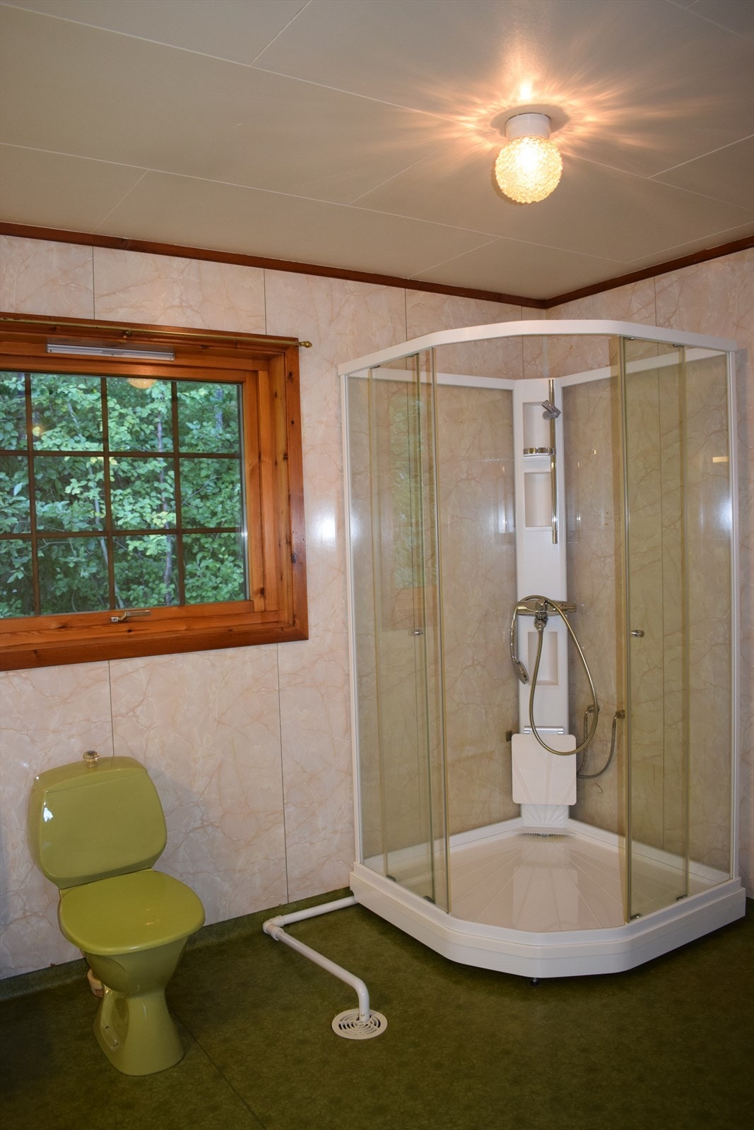 Badet med wc og dusjkabinett Galleribilde