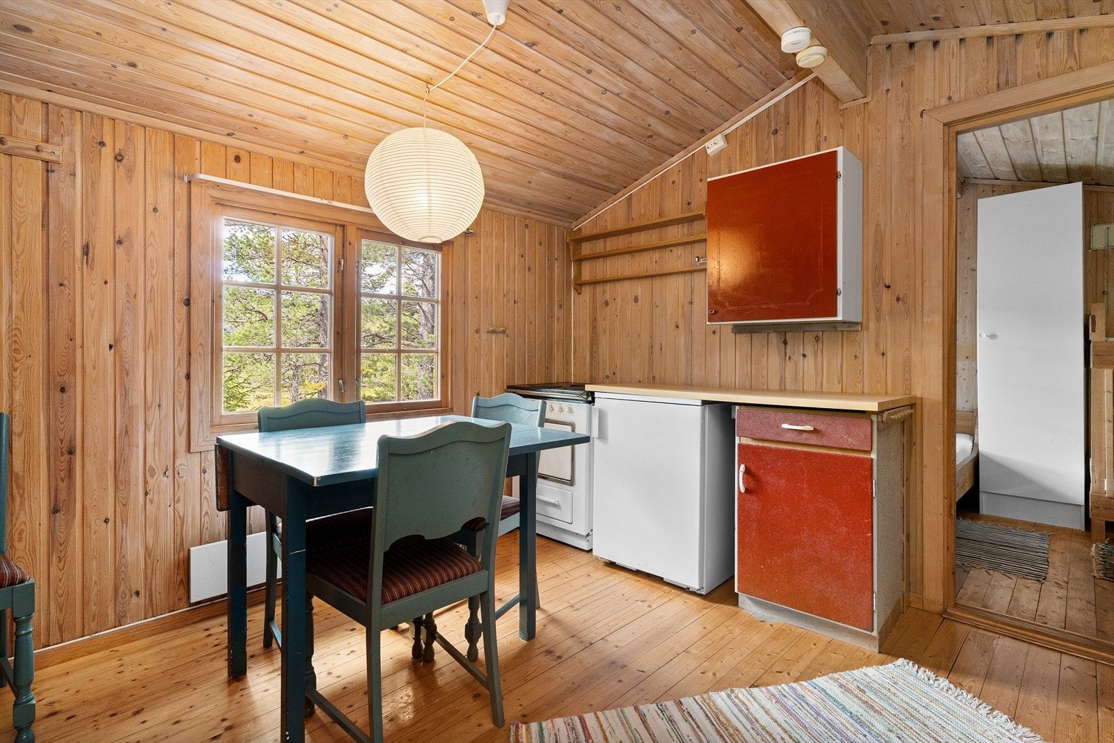 Kjøkkenet er av svært enkel utførelse og bør byttes ut om det skal tas i bruk. Galleribilde