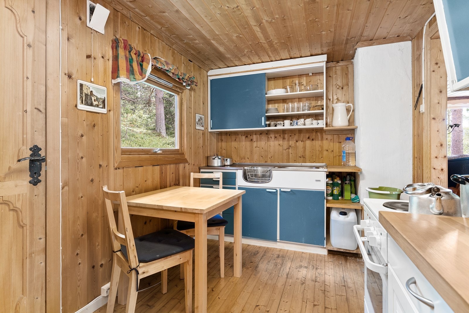 Hytta har et enkelt hyttekjøkken. Galleribilde