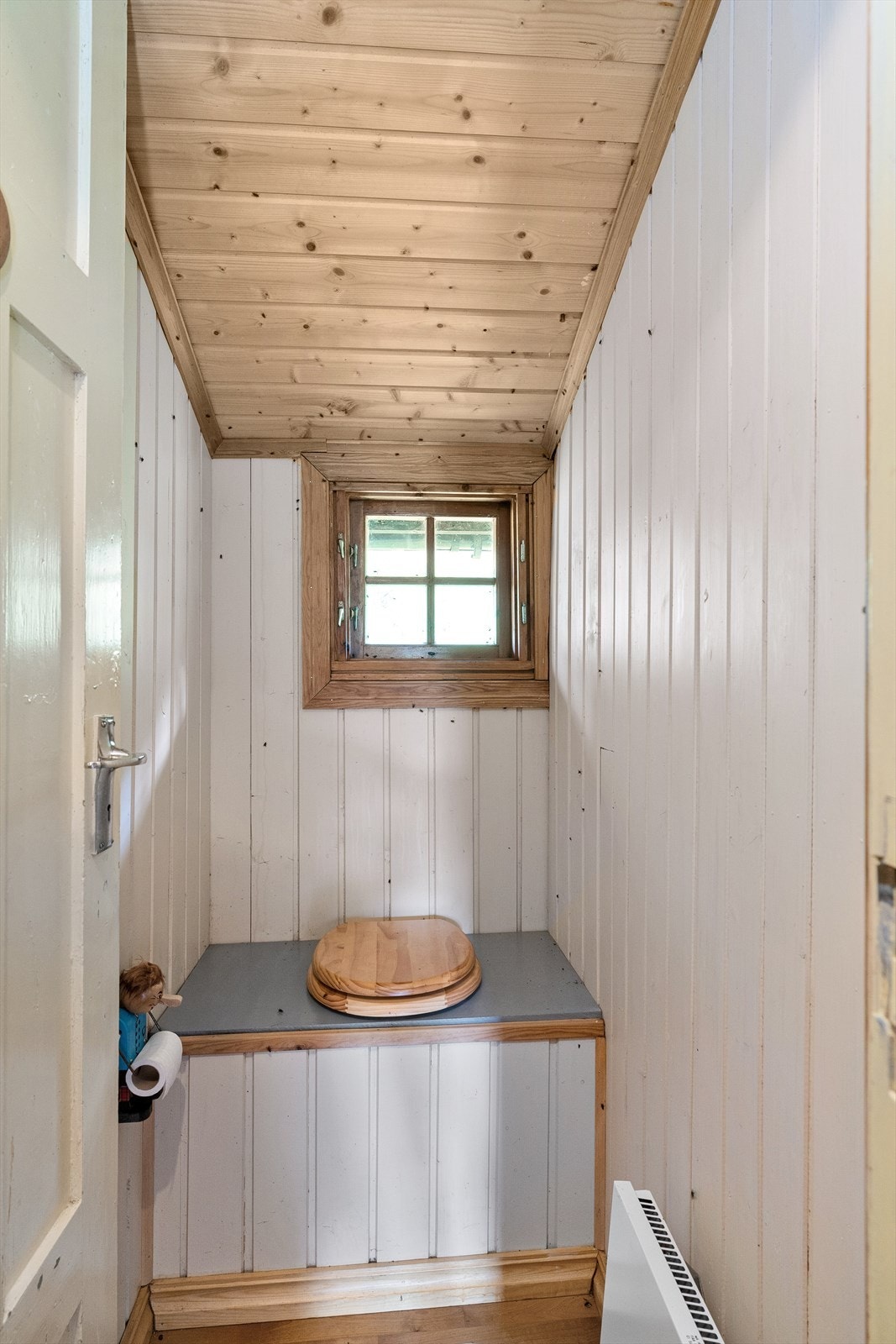 Hytta har utedo, den ligger i gangen mellom tilbygg og opprinnelig del. Galleribilde