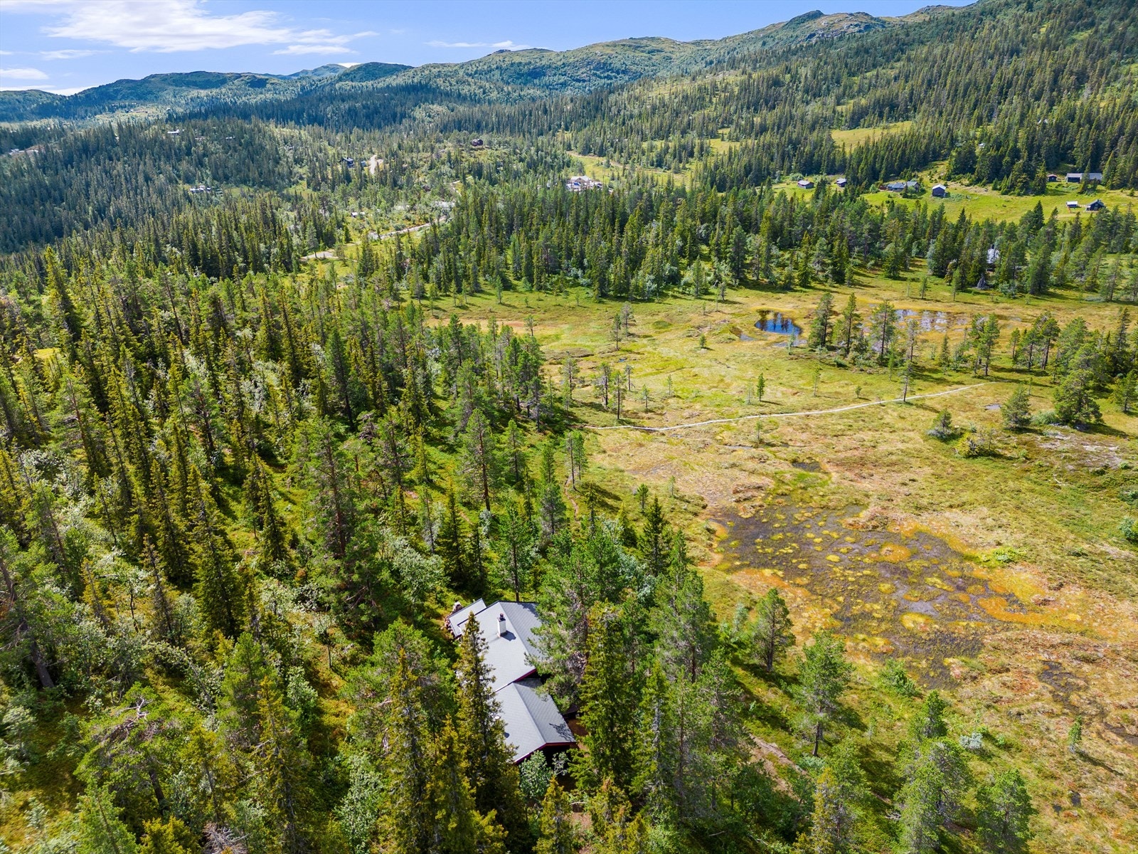 Hytta ligger fint til med flotte turområder rett utenfor døra! Galleribilde