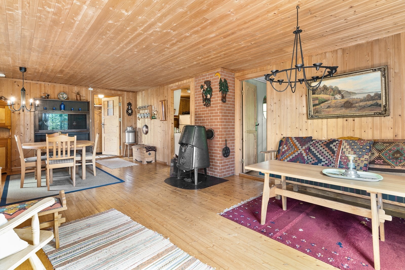 Innholdsrik hytte med flere soner. Her stue med plass til både sittegruppe og spisegruppe. Galleribilde