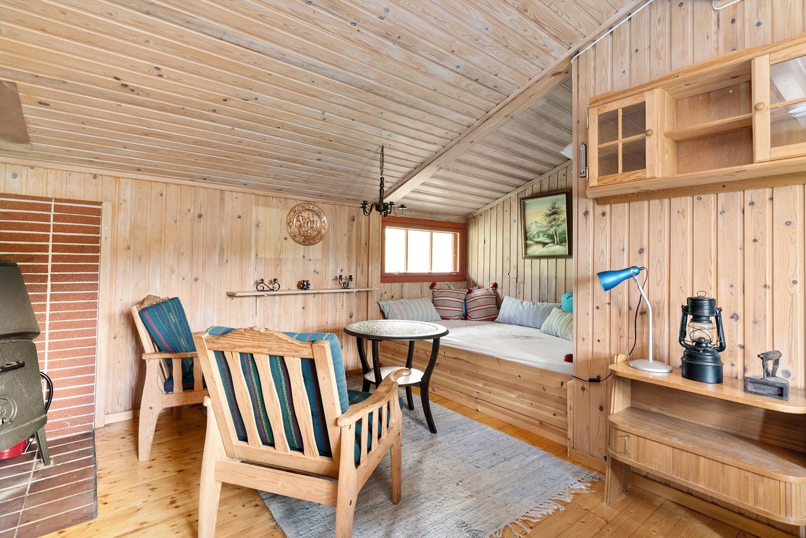 Rommet er innredet med bla. plassbygd kosekrok. Galleribilde