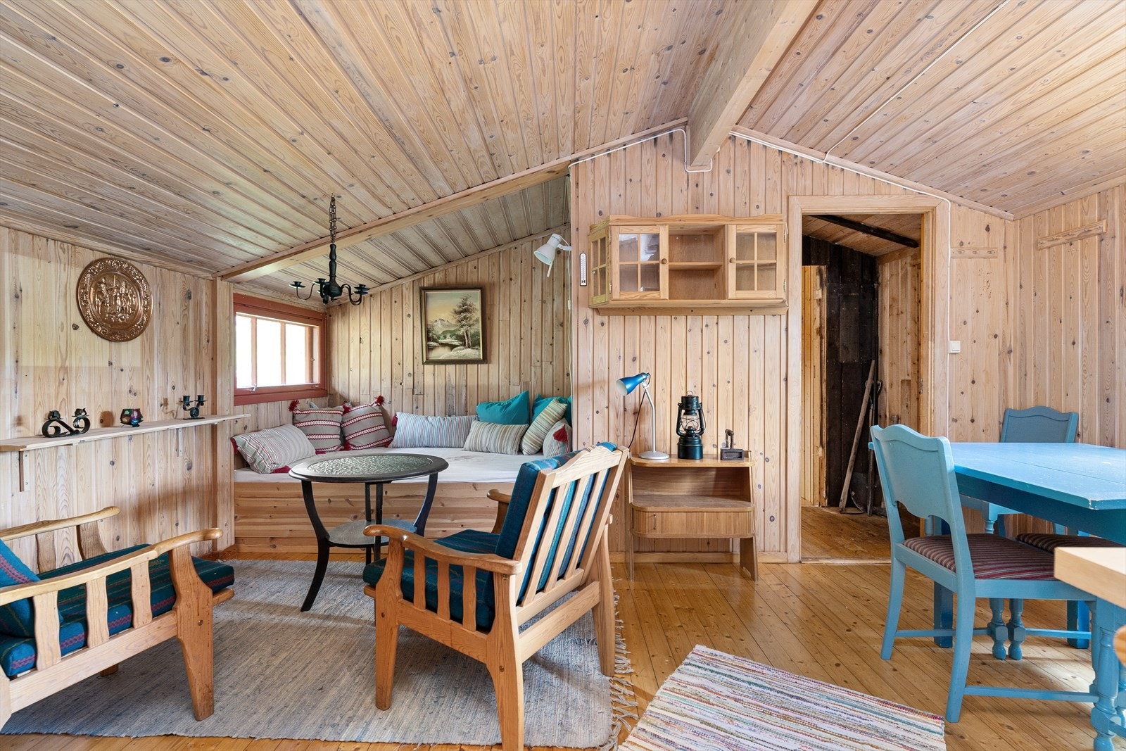 I 1983 ble hytta påbygd, denne delen består av stue og 1 soverom. Galleribilde