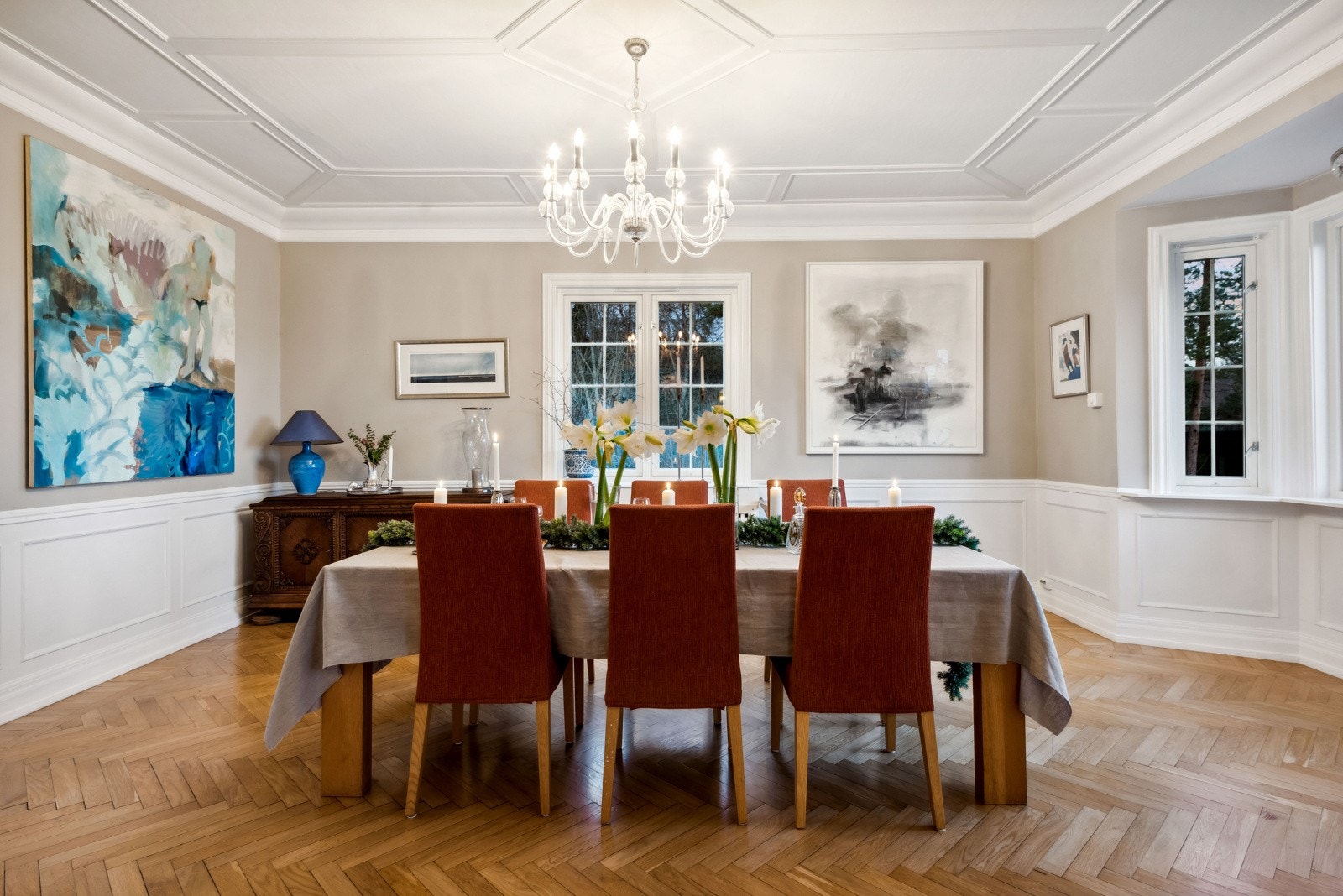 Spisestuen er stor og romslig med god plass til gjester. Her ligger alt til rette for å kunne invitere til selskap. Galleribilde