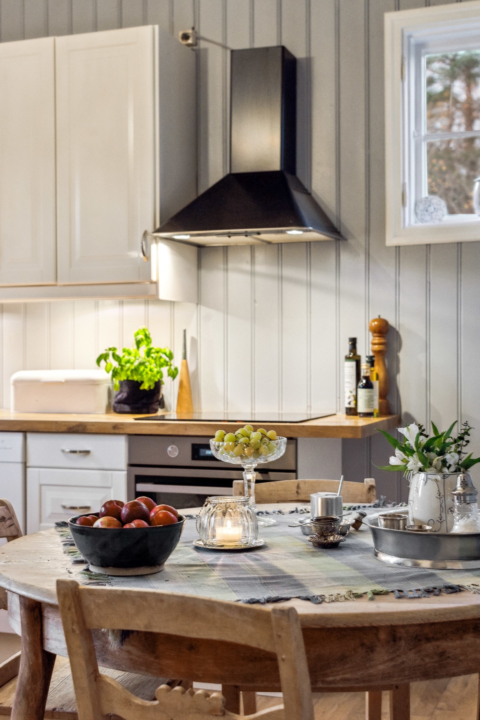 Kjøkkenet er utstyrt med eik benkeplate og godt med skapplass. Galleribilde