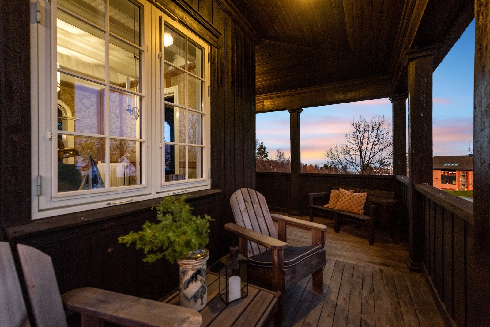 Ute på den overbygde terrassen er det plass til flere sittegrupper. Galleribilde