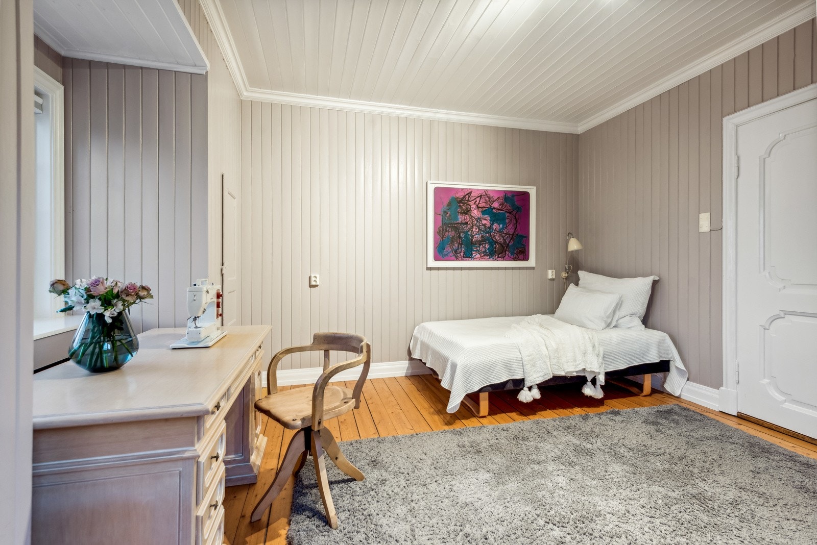 Lyst og fint soverom med plass til både en liten dobbeltseng og skrivepult. Galleribilde