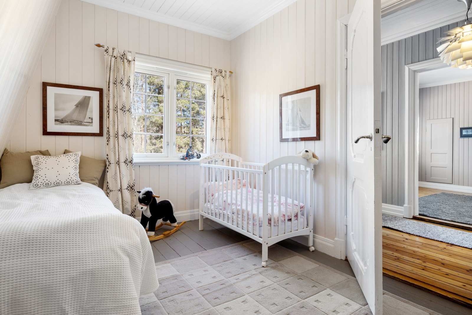 Koselig barnerom med plass til både enkeltseng og barneseng. Galleribilde