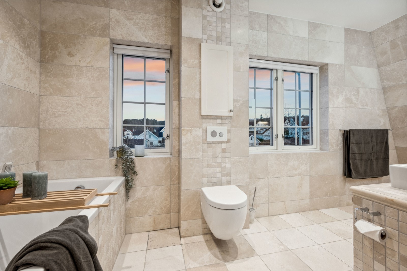 Badet i 2. etasje er holdt i lyse og moderne farger og materialer og fremstår som meget flott. Galleribilde