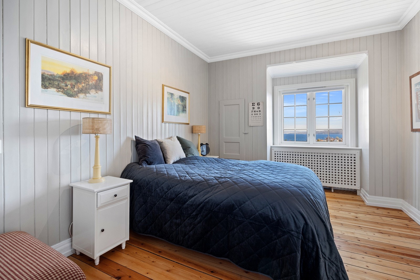 Inn på neste soverom er det også plass til stor dobbeltseng. Fra rommet er det flott fjordutsikt. Galleribilde