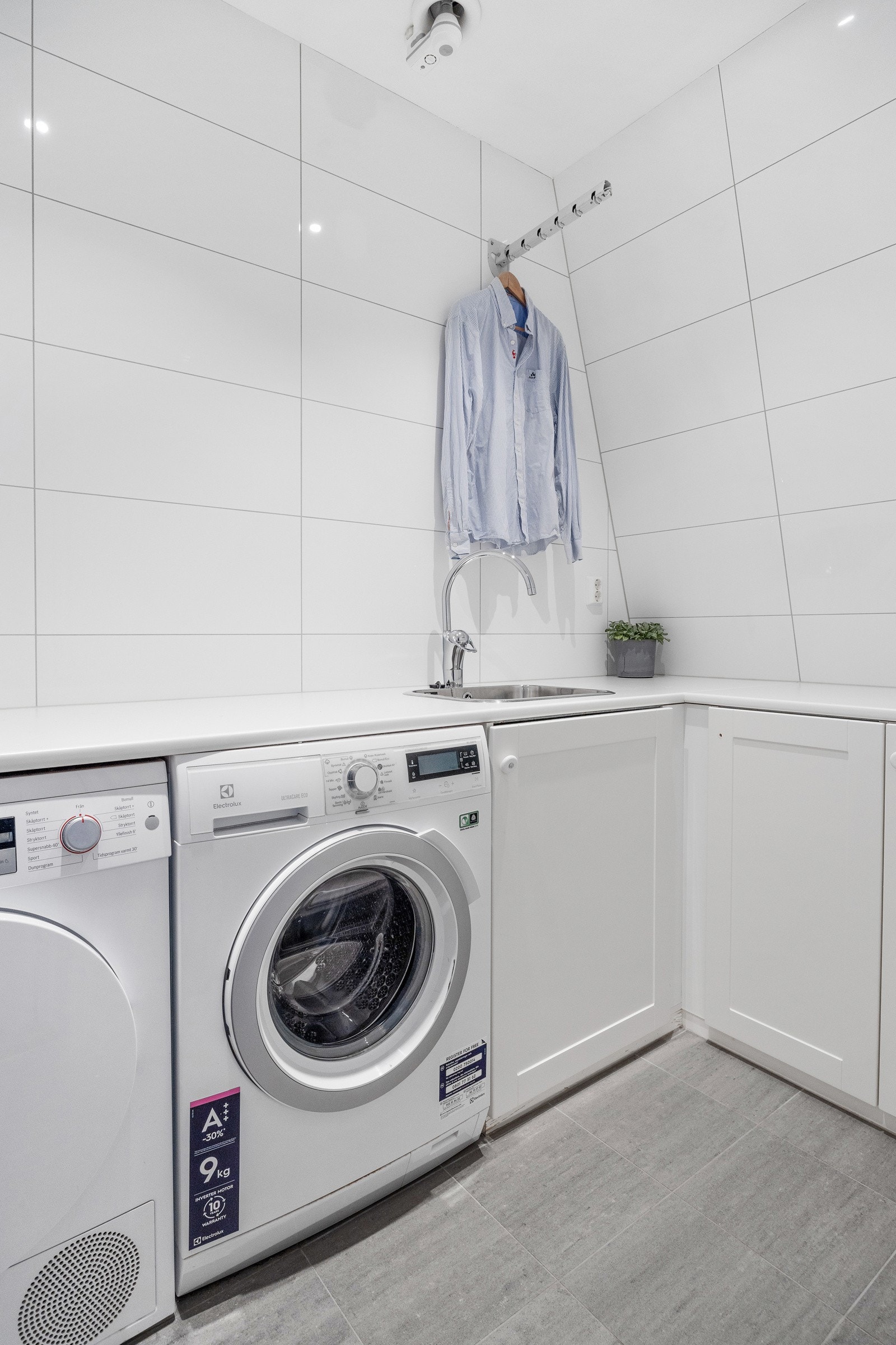 Vegg i vegg med badet er det et flott vaskerom. Det er praktisk med vaskerom i samme etasje som soverommene. Vaskerommet har innreding med vask og mye oppbevaringsplass samt plass til vaskemaskin og tørketrommel. Galleribilde