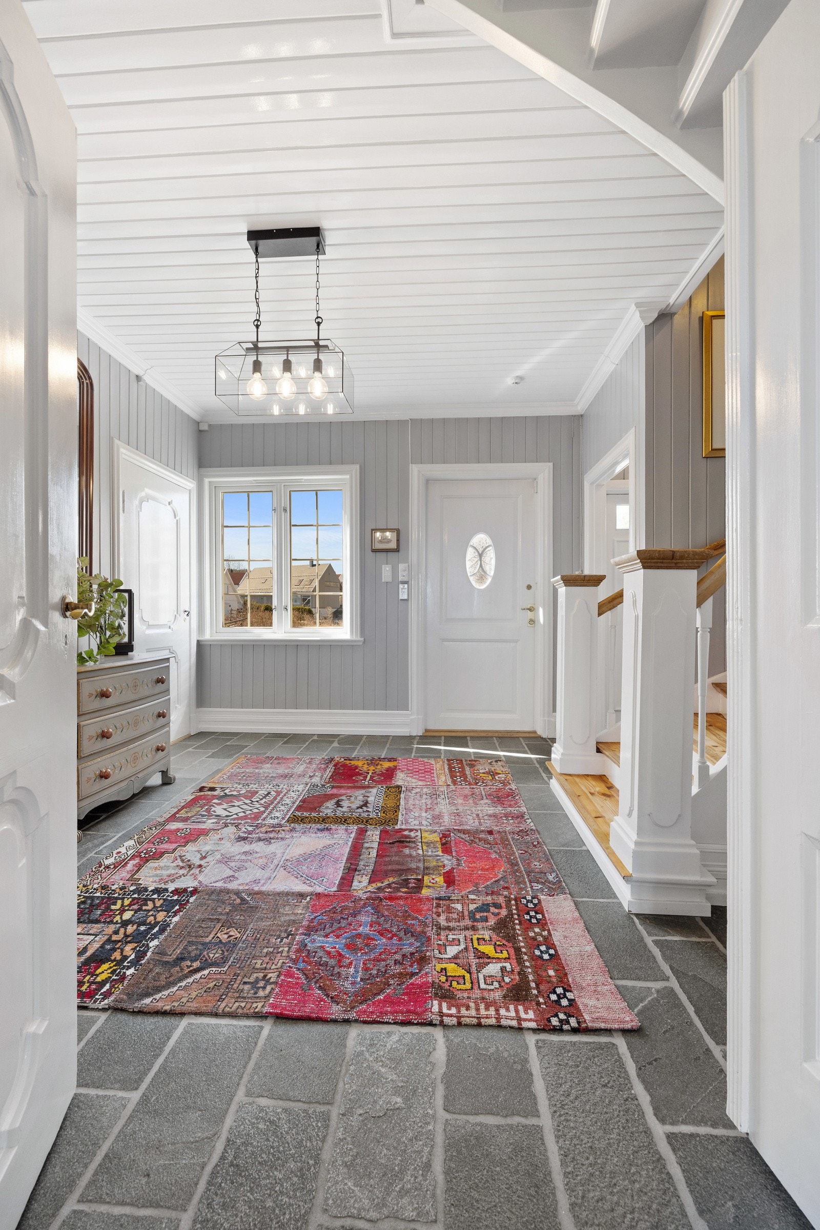 Hallen er lys og romslig. God takhøyde og doble dører inn til stuen gir et flott førsteinntrykk. Galleribilde