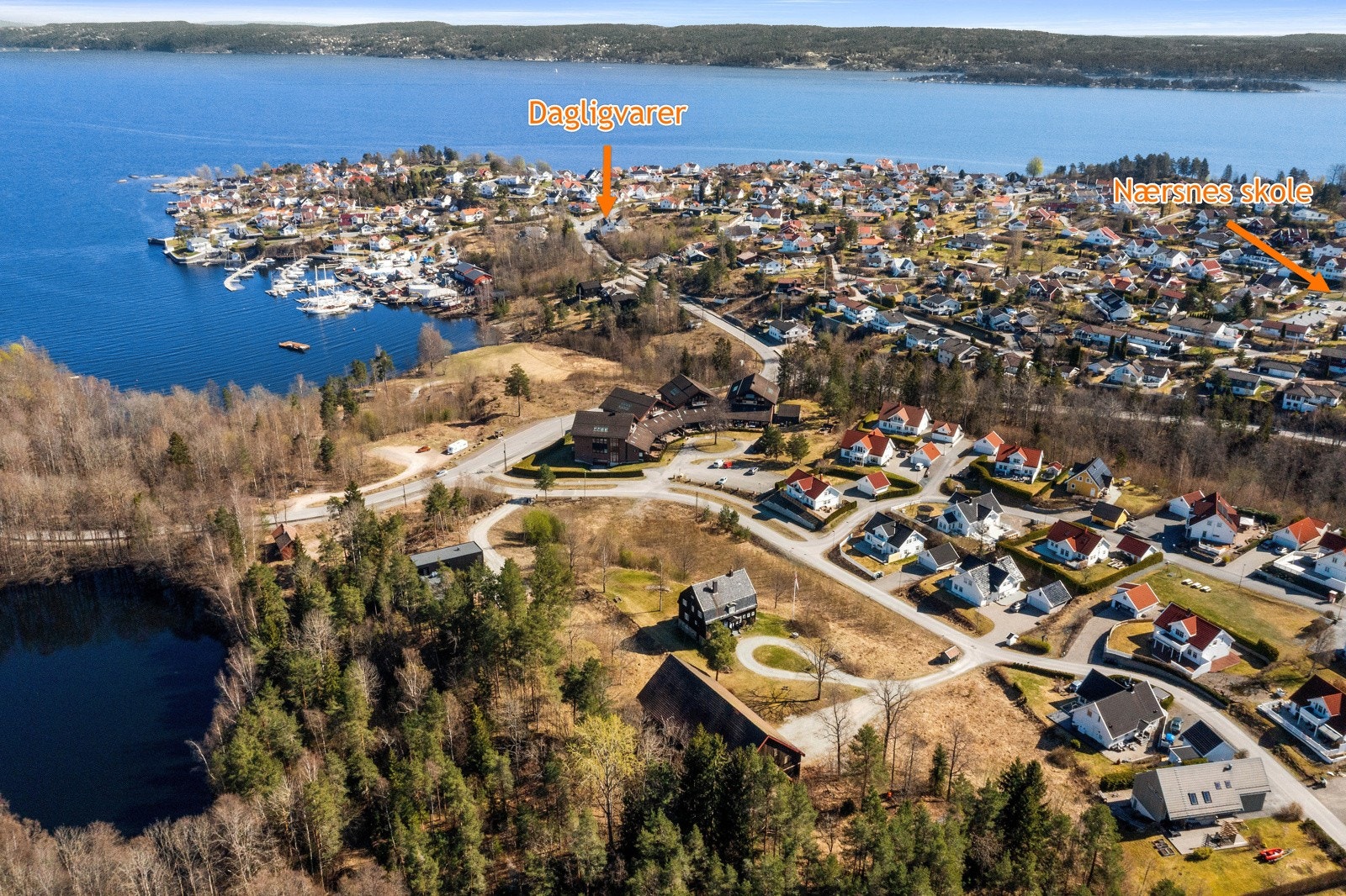 Oversiktbilde av nærområde. Det er skole og dagligvarebutikk i gåavstand. Galleribilde