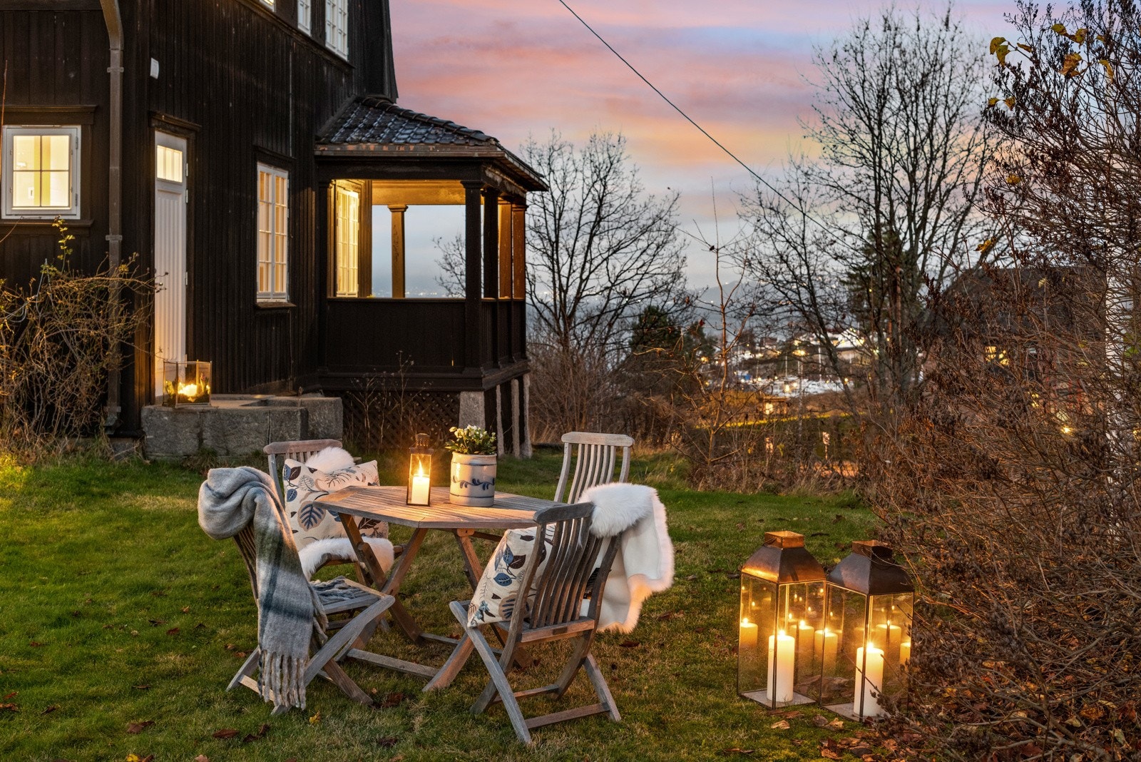 Stemningsbilde fra hagen. Her er det hyggelig å tilbringe kveldsstunder med de du er glad i. Galleribilde