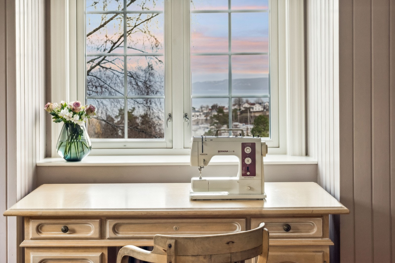 Her kan du sitte å sy og drømme deg bort i den flotte utsikten. Galleribilde