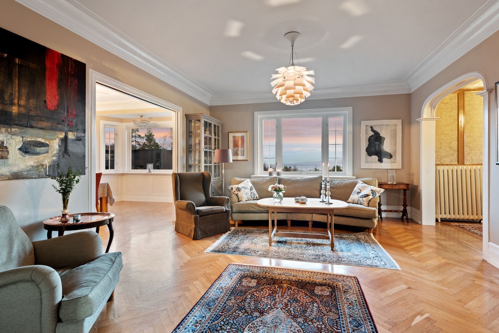 Videre inn fra hallen kommer vi inn i den store hovedstuen. Herfra ser man rett ut i Oslofjorden. Galleribilde