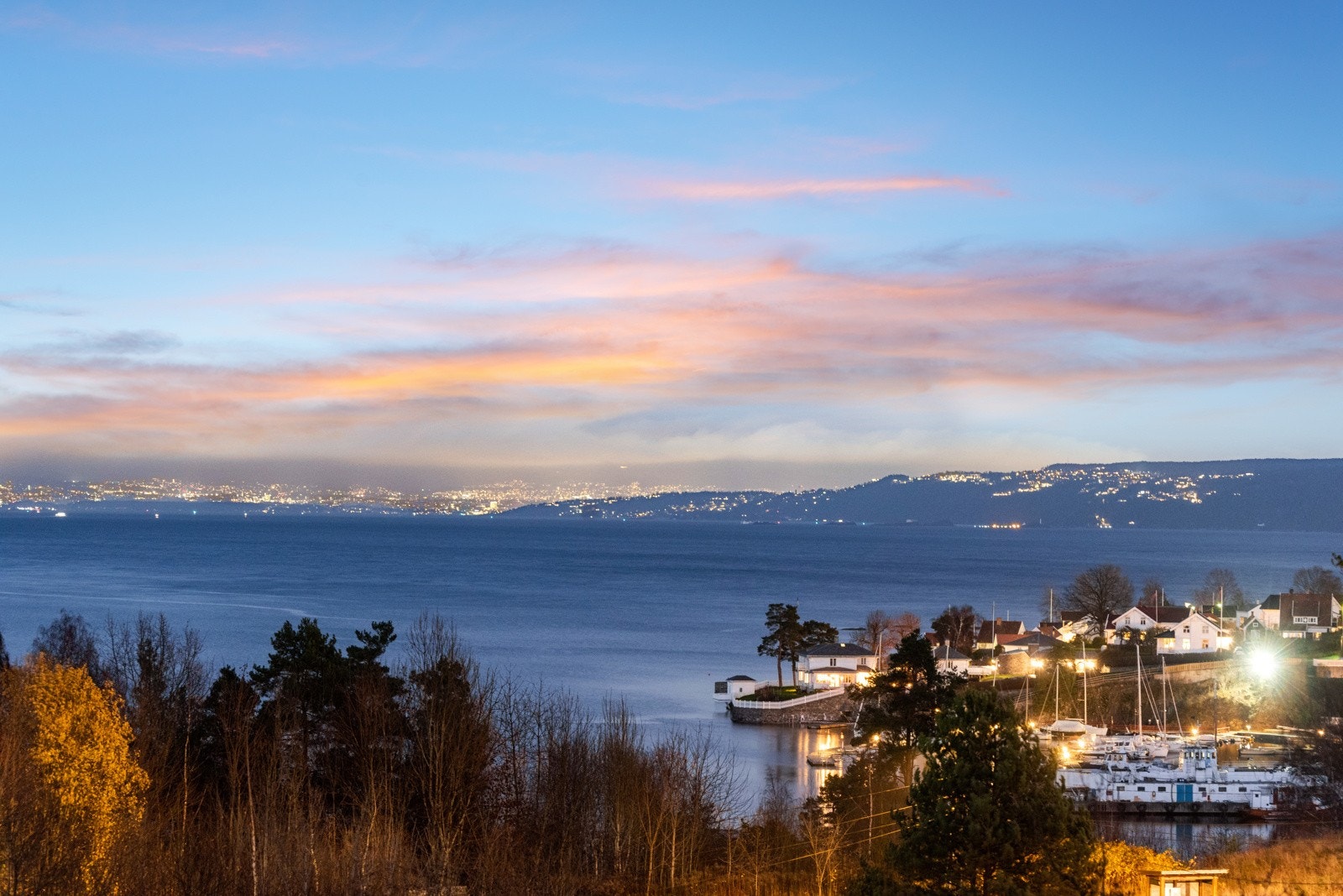 Nydelig utsikt fra stuen. Her har kan du ha full oversikt over båttrafikken inn og ut av Oslofjorden. Galleribilde