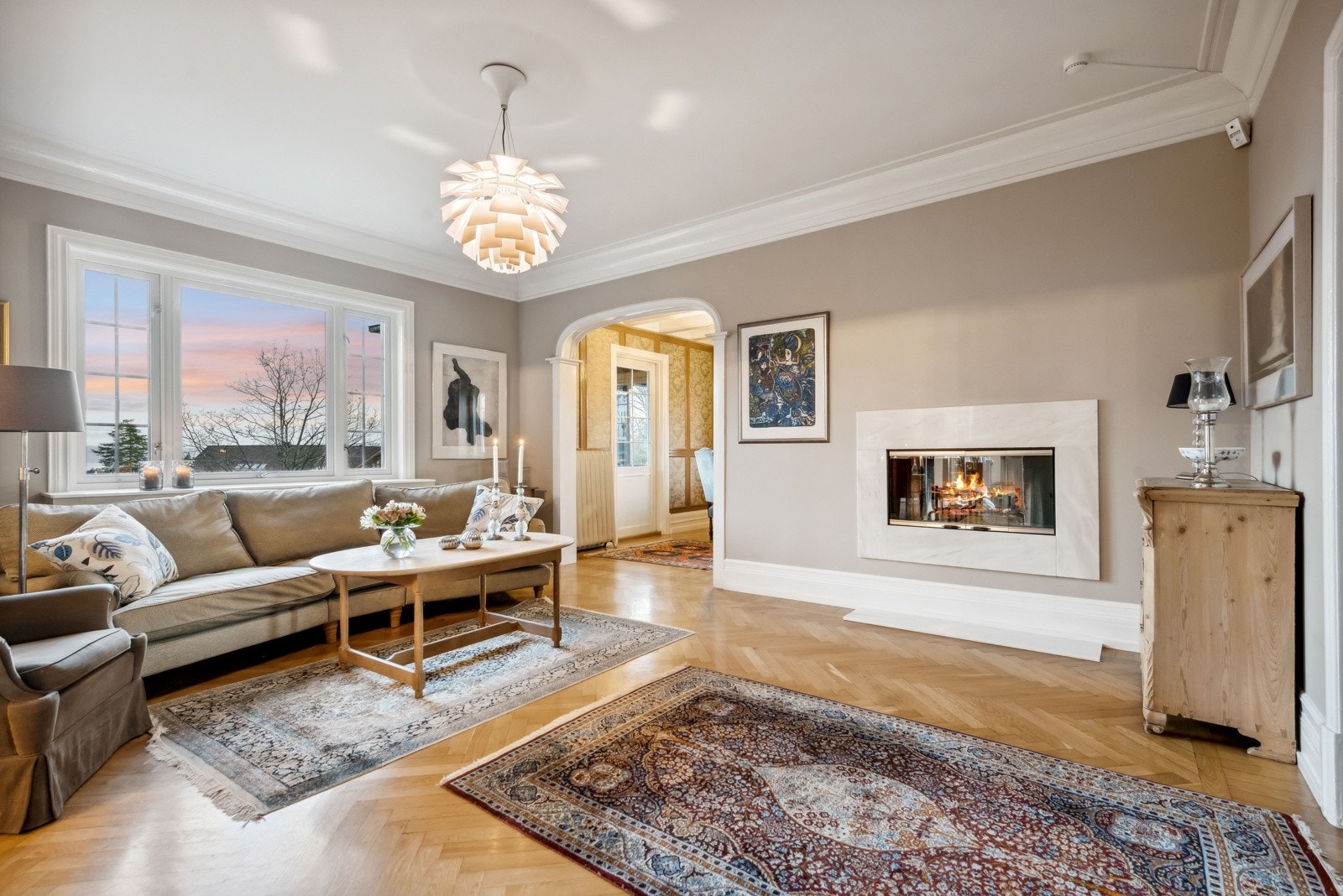 Legg merke til den lekre peisen som harmonerer flott med resten av detaljene i rommet. Galleribilde