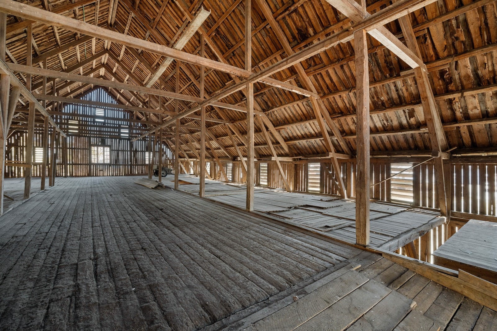 I låvens overetasje et det svær lagringsplass. Her kan man få lagringsplass til det aller meste. Galleribilde