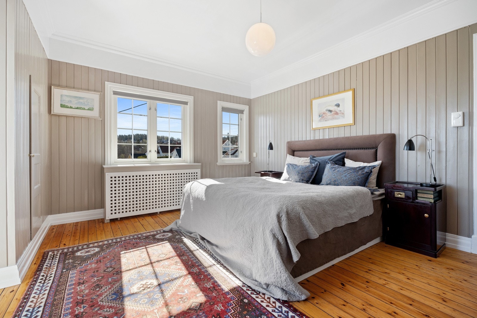 Hovedsoverommet er av meget god størrelse. Her er det god plass til dobbeltseng med tilhørende nattbord. Det er også to innbygde skap her samt god plass til ytterligere klesoppbevaring. Galleribilde