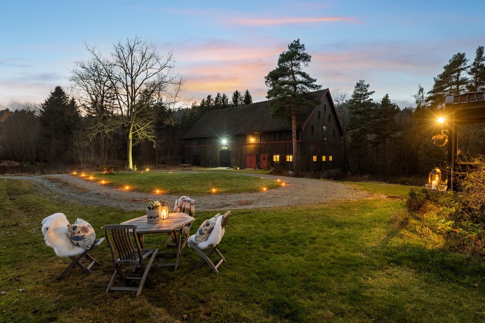 Staselig ankomst til hovedhus med rundkjøringsløsning. Galleribilde