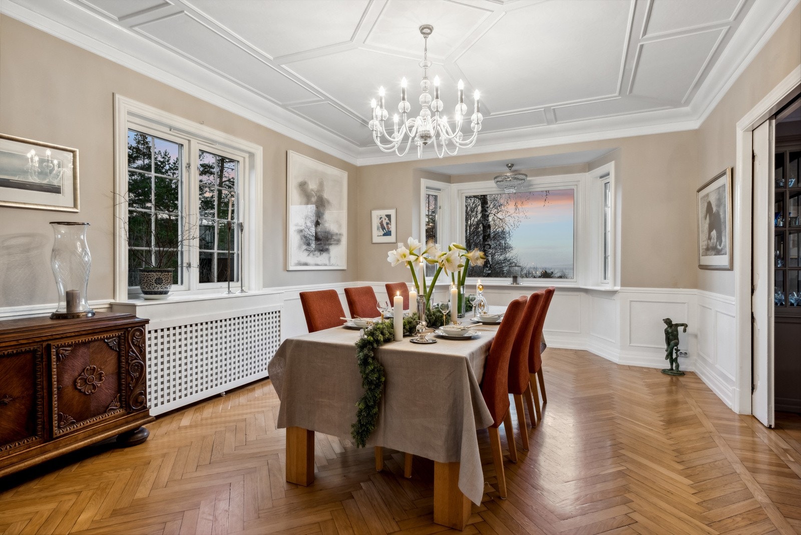 I spisestuen er det lyst og behagelig med godt lysinnslipp og havutsikt selv tilbords. Galleribilde