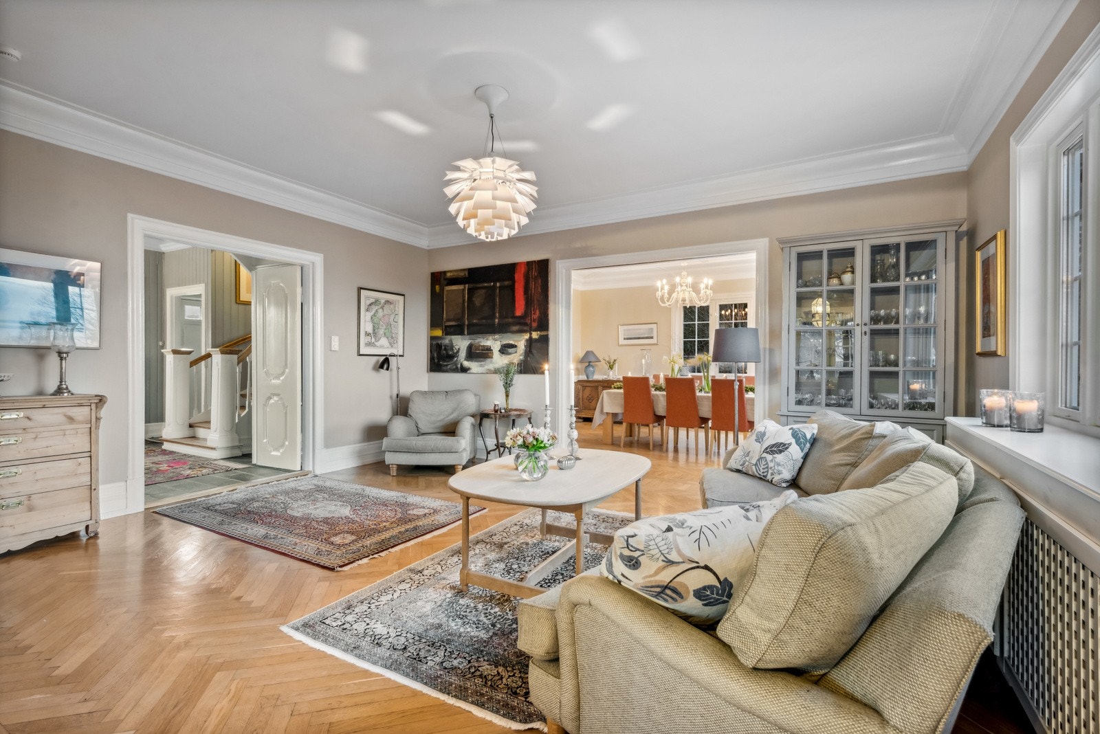 Stuen byr flotte detaljer som fiskebeinsparkett og listverk i dimensjoner utenom det vanlige. Galleribilde