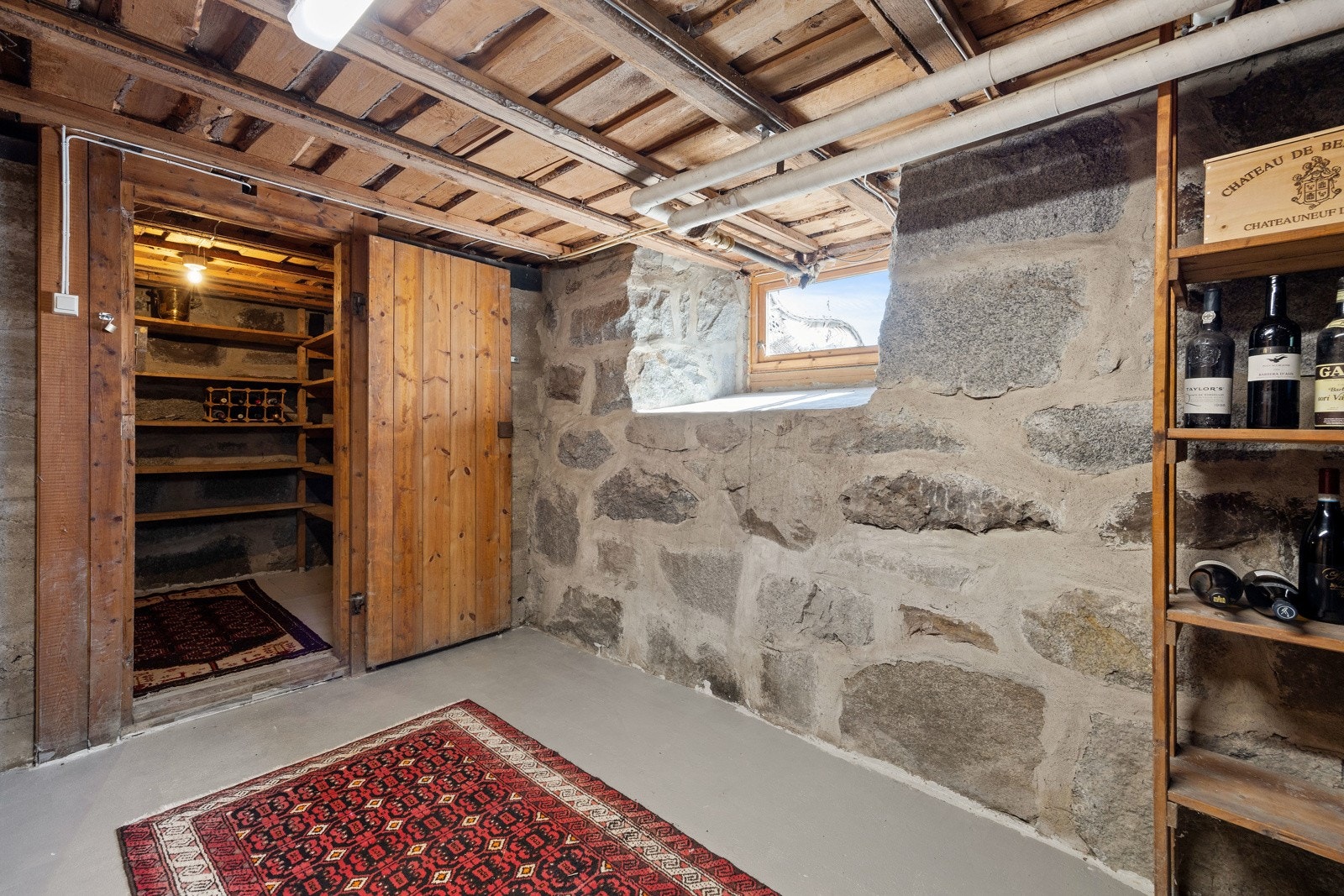 I kjelleren finner vi et sjarmerende vinrom. Galleribilde