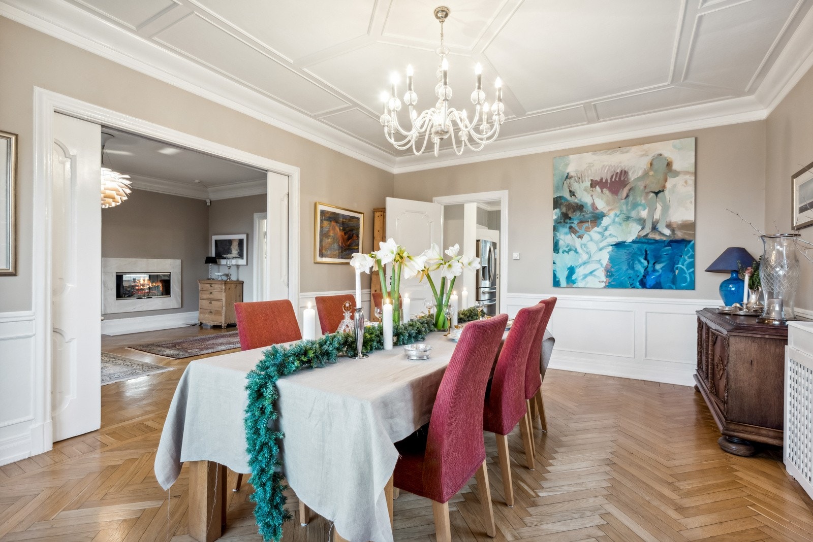 Fra rommet har du både adgang inn til kjøkkenområde og hovedstuen. Galleribilde